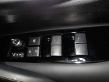パワーウィンドウスイッチで運転席から全席の窓の開閉ができます。