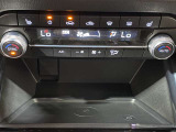 【フルオートエアコン】運転席と助手席の温度調整がそれぞれ出来るフルオートエアコン装備です。これなら暑がりなご主人、寒がりな奥様が同乗されても問題ないですね。