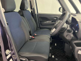 運転席も広くゆとりのある室内です