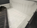 【荷台下】マットの下も目立つような大きなへこみは見受けられません。これから一緒にたくさんの作業をこなす相棒にぴったりです。