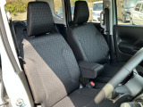フロントシートはベンチシートです。インパネシフトで足元は広々。運転席と助手席はウォークスルーできます。