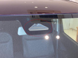 デュアルセンサーブレーキサポートII フロントガラス上部にあるセンサー部です。単眼カメラとレーダーで車両前方の状況を検知し各種制御を行います。衝突被害軽減ブレーキ・誤発進抑制機能 等