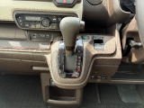 シンプルなシフト回りです。運転席・助手席ともにシートヒーター装備です☆ETCも装着済みです♪