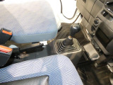 【シフト周り】キビキビと走る5速マニュアル車。荷物が多い時や坂道でも、エンジンブレーキを活かして力強く走行できます。