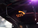 SOSコール/エアバックが展開するような深刻な事故において、自動でSOSコールを発信します。車内で急病人が出るような緊急時は、手動で発信可能です。