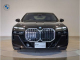【BMWの伝統-1】BMWの特徴的な&ldquo;キドニーグリル&rdquo;は、80年以上続く伝統の形でございます。変わらないこだわりのデザインが、プレミアムブランド&ldquo;BMW&rdquo;を創り出します。