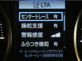 レーンディパーチャーアラートとは車線、又は走路からの逸脱の可能性を警告すると共に、車線、又は走路からの逸脱を避けるためのハンドル操作の一部を支援する機能です。詳細は販売店スタッフまでお尋ね下さい。