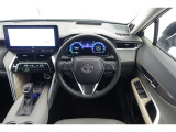 スポーティームード溢れる運転席周りですね。 クイックなドライビングに対応できるよな運転席回りになっています。 ドライブがますます楽しくなりますね!