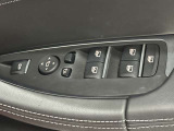 ドアミラー調整とパワーウインドウスイッチは操作し易い位置に装備されております