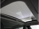 室内に心地いい解放感を。パノラマムーンルーフ付きです。キャンプで星空を眺められます!
