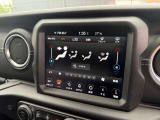 運転席・助手席の温度調節を個々に設定できるデュアルゾーンオートエアコンを装備しております。