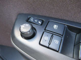 駐車時や狭い道でのすれ違い時に気を使うミラー。電動格納式ドアミラーはそんな時に便利です。