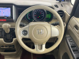 インテリアに合わせたデザインのステアリングは、運転される方のことも考え、運転しやすい形状、大きさです。是非一度、実際に触ってお確かめください。