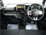 運転にかかわる様々な操作を安全に行えるように視点移動が少なく、操作性に配慮されたスイッチ類が凝縮されたコクピットです。