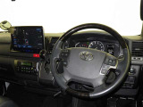 運転席まわりです。 各操作スイッチは使いやすい位置に配置されてます。