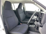 シンプルながら機能性あふれる運転席廻りです。視界性もよく、運転しやすいですよ。