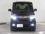 ハロゲンより明るく、より遠くまでさらなる安心感のあるLEDヘッドライトを採用。照射軸の上下方向を自動調整するオートレベリング機構、点灯忘れも防止できるオートライトコントロール機構付きです。
