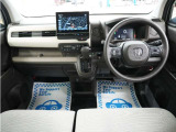 運転にかかわる様々な操作を安全に行えるように視点移動が少なく、操作性に配慮されたスイッチ類が凝縮されたコクピットです。