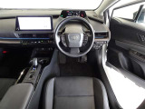 革巻きステアリングで快適な操作性の運転席です。