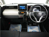 運転にかかわる様々な操作を安全に行えるように視点移動が少なく、操作性に配慮されたスイッチ類が凝縮されたコクピットです。