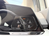 ヘッドライトの調整は、運転席外側のスイッチで操作できます