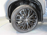 トヨタ純正アルミホイール。タイヤサイズは215/50R18です。