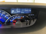 見易い計器類と運転し易いドライビングポジションは、視角も少なく前方&左右の見切りが良く運転し易いクルマです