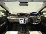【運転席周り】各種スイッチ類が使いやすく配置されたコックピットです。小物入れも充実しており、車内をいつでもすっきりと保つことができます。16枚目