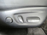 運転席のシート調整を電動で調整できます。無段階調整なので、どなたにもピッタリの調整が可能です。