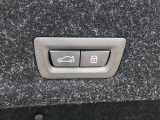 ボタン操作ひとつでトランクの開閉を可能とする電動トランクが付いております。