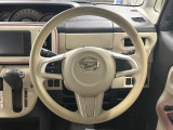インテリアに合わせたデザインのステアリングは、運転される方のことも考え、運転しやすい形状、大きさです。是非一度、実際に触ってお確かめください。