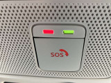 【SOSコール】急病時や危険を感じた時、SOSコールスイッチを押すと専門のオペレーターに繋がって警察や消防への連携をサポートしてくれます。また、万が一の事故発生時にはエアバック展開と連動して自動通報します。