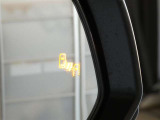 ブラインドスポットモニター装備。隣車線を走る車両を検知。ドアミラーでは確認しにくい後方、側方エリアに存在する車両や急接近してくる車両も検知しドアミラーに搭載されたLEDインジケーターが点灯します。