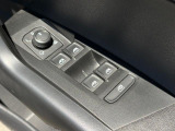 運転席ドアに集約されたパワーウィンドスイッチで全窓をスマートに操作できます。