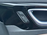 運転席は2つのシートポジションメモリー機能が装備されております。