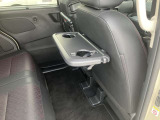 【後席専用テーブル】  テーブルが付いておりますので、遠方へのお出かけの際には大活躍ですね♪