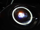 LEDヘッドライト&フロントフォグランプ キセノンに比べて明るさと照射範囲が向上し、消費電力も低減のため省燃費に貢献。