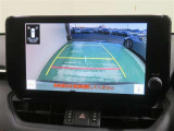 車両後方の映像を映すバックモニター。進路を確認しながら安全に車庫入れできます。