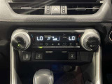 【オートエアコン】一度お好みの温度に設定すれば、車内の温度を検知し風量や温度を自動で調整。暑い&hellip;寒い&hellip;と何度もスイッチ操作をする必要はありません。快適な車内空間には必須の機能ですね♪