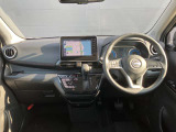 運転席周りです。純正9インチナビついています