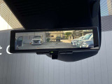 インテリジェントルームミラーです。人や物で視界が遮られてても、車体後部のカメラ映像に切り替えることにより、クリアな後方視界を実現しています。