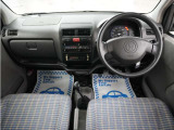 運転にかかわる様々な操作を安全に行えるように視点移動が少なく、操作性に配慮されたスイッチ類が凝縮されたコクピットです。