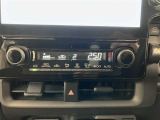 オートエアコンなので車内で快適に過ごせます。