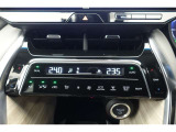 ★運転席と助手席でそれぞれお好みに合わせて温度設定が行えるフルオートエアコンです。外気温や室温、日射量を感知し、吹き出し温度、風量を緻密に制御します