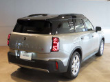 後部はデザイン性の他、運転席からの見切りの良さが確保されており運転のし易さがご実感頂けます。