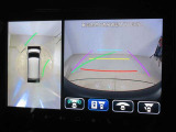 パノラミックビューモニター付きです。車両を上から見たような映像をディスプレイオーディオ画面に表示。運転席からの目視だけでは見にくい、車両周辺の状況をリアルタイムでしっかり確認できます。