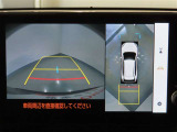 パノラミックビューモニター。車両を真上から見たような映像をディスプレイに映し出します。