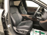 乗員を包み込むような造形と圧迫感を感じにくい水平な見晴らしで運転に集中できる空間の運転席!リフトアップしたことで、ヒップポイントが高くなり、乗降車もしやすくなっています!