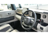 やわらかいカラーの内装です♪ 前席も広々としており、見晴らしも良く快適に運転していただけます☆