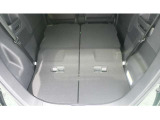 後席シートはフラットにすることが可能です♪ シートを倒せば広々とした荷室空間となり、大きなお荷物の積載にも便利です☆